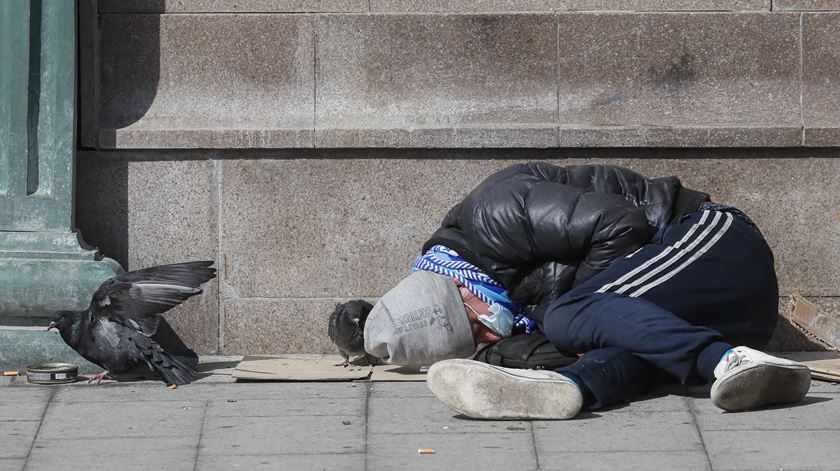 Pandemia deverá fazer aumentar número de pessoas em situação de sem-abrigo. Foto: Sergei Ilnitsky/EPA
