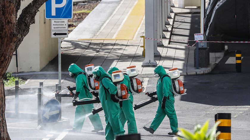 Trabalhos de desinfeção no exterior do Hospital Dr. Nélio Mendonça (Hospital do Funchal), devido à pandemia do covid-19, no Funchal. Foto: Homem de Gouveia/Lusa