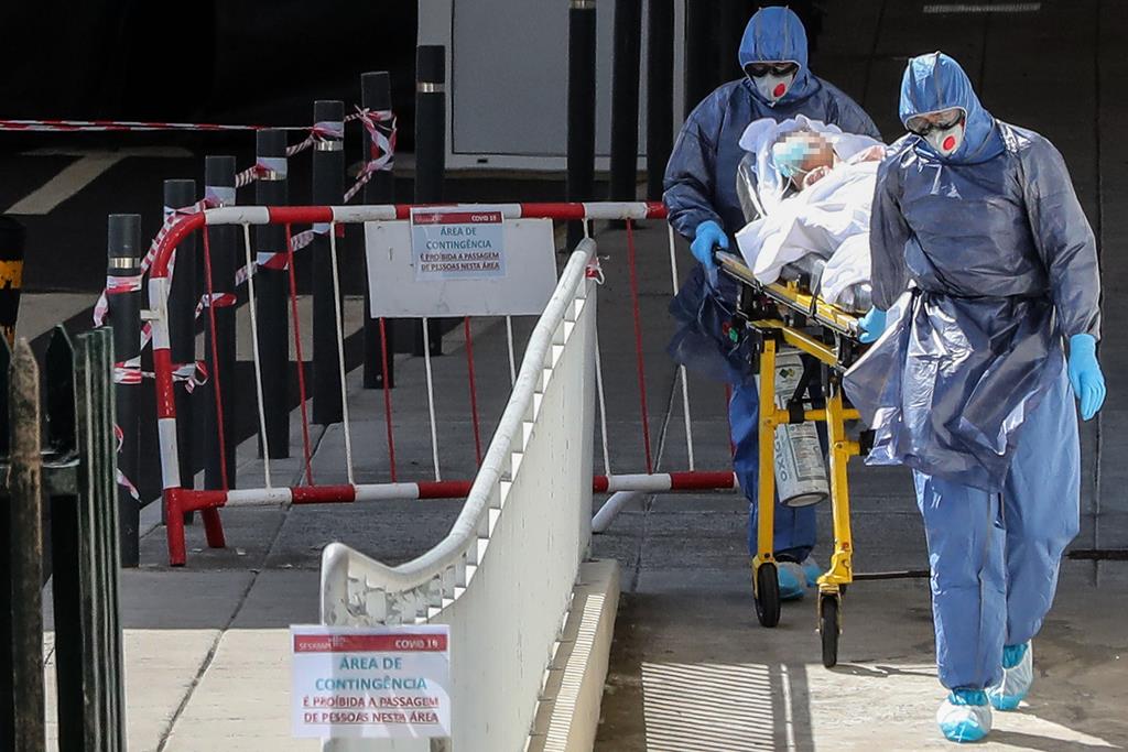 Doente com Covid dá entrada no Hospital Central do Funchal. Foto: Homem de Gouveia/Lusa