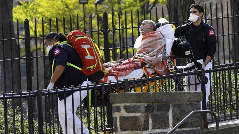 As equipas médicas e de socorro não páram em Nova Iorque. Foto: Peter Foley/EPA
