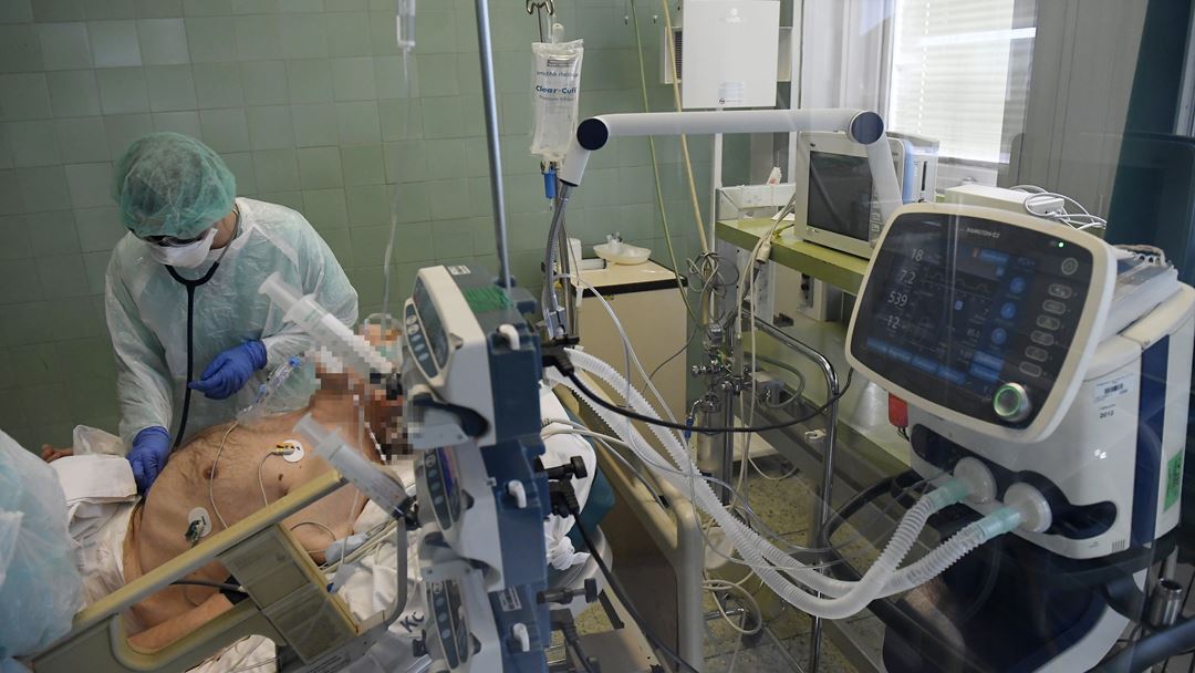 Paciente ventilado numa Unidade de Cuidados Intensivos de um hospital em Budapeste, na Hungria. Foto: Tamas Kovacs/EPA