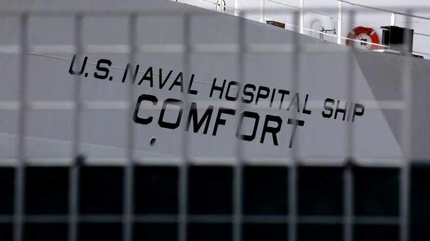Barco da Marinha dos EUA serve de hospital para doentes com Covid-19. Foto: Peter Foley/EPA