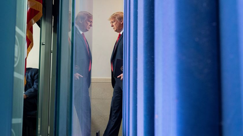 Donald Trump antes de uma reunião sobre a pandemia na Casa Branca. Foto: Chris Kleponis/EPA