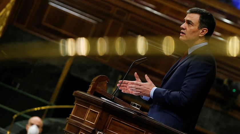Pedro Sanchez elogia Portugal no Parlamento espanhol. Foto: Mariscal/EPA