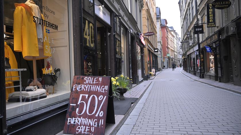 Uma rua deserta em Estocolmo, na Suécia, durante a pandemia. Foto: Janerik Henriksson/EPA