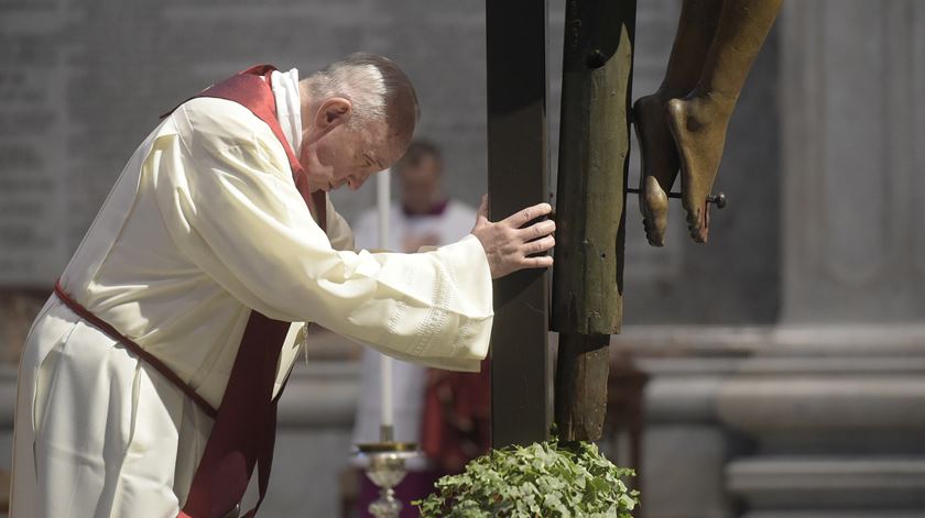 Papa Francisco na celebração da Paixão de Cristo, esta sexta-feira santa. Foto: Vatican Media