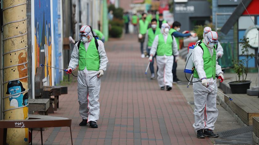 Funcionários desinfetam as ruas em Seoul, um país que conseguiu controlar o surto de coronavírus. Foto: Yonhap/EPA