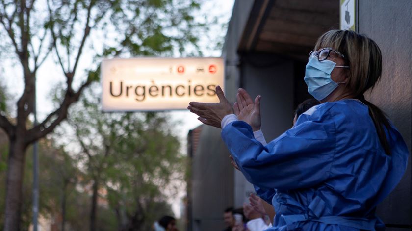 Aplausos aos funcionários do sistema de saúde espanhol num hospital de Barcelona. Foto: Enric Fontcuberta/EPA