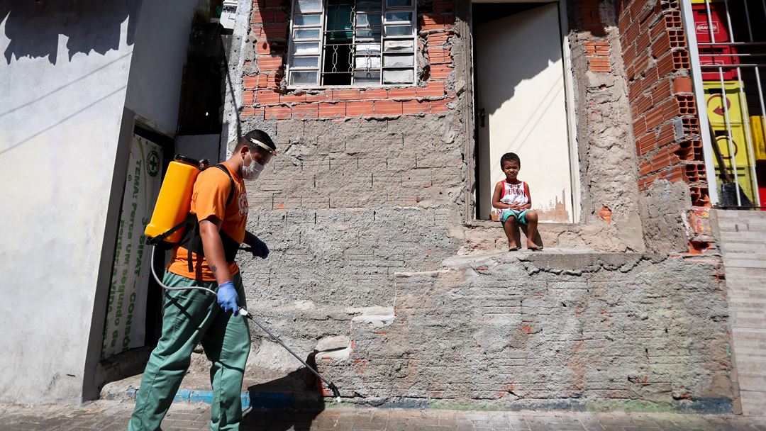Desinfeção das ruas de Paraisópolis, uma das maiores favelas de São Paulo. Foto: Fernando Bizerra/EPA
