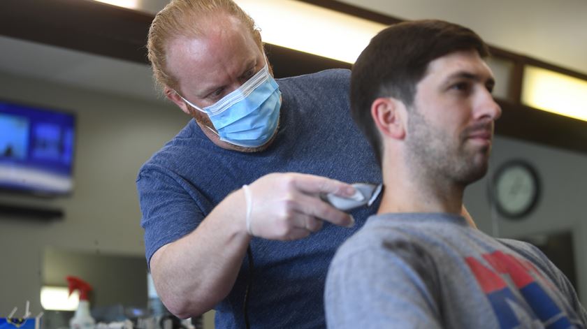 Barbeiro em funcionamento durante pandemia de Covid-19 em Atlanta, no estado norte-americano da Geórgia. Foto: John Amis/EPA