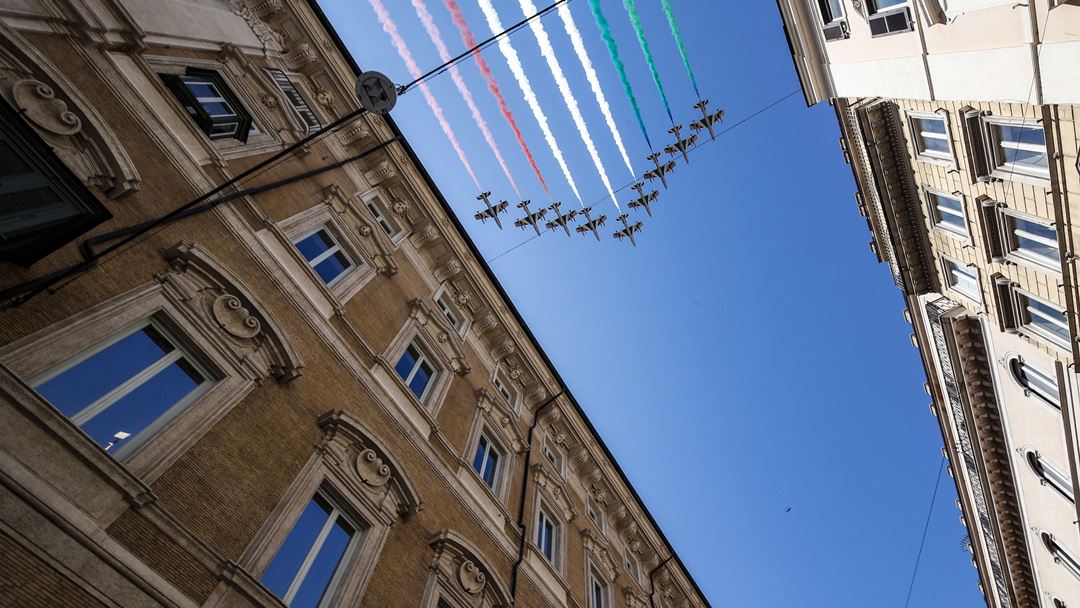 Manobras acrobáticas da Força Aérea italiana marcaram este 25 de Abril numa Roma confinada em casa. Foto: Giuseppe Lami/EPA