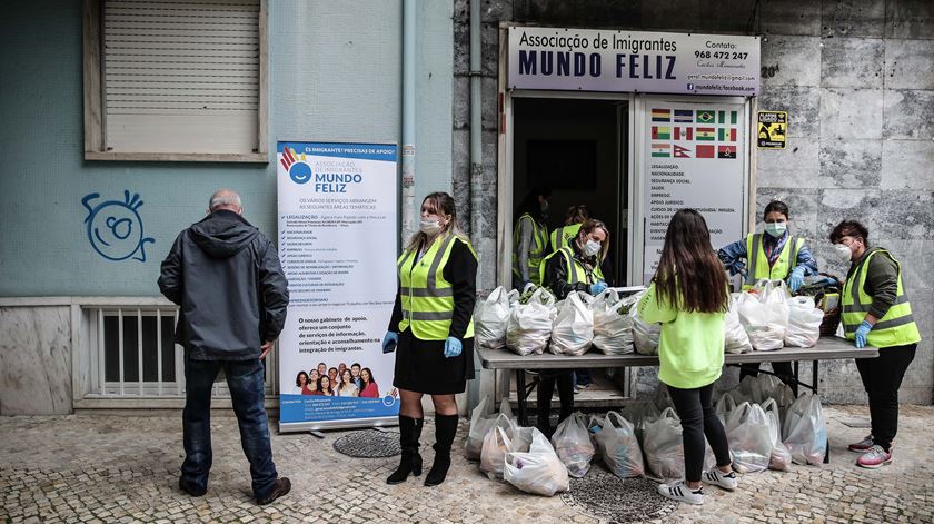Associação de Imigrantes Mundo Feliz é uma das várias que trabalha com o Banco Alimentar para fazer chegar ajuda a quem precisa. Foto: Mário Cruz/Lusa