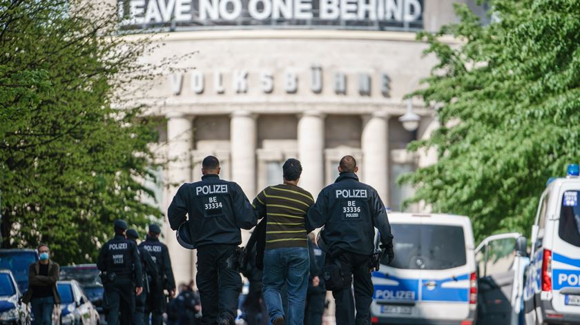 Polícia detém manifestante em Berlim, depois de terem sido proibidas manifestações com mais de 20 pessoas, devido à pandemia de Covid-19. Foto: Clemens Bilan/EPA