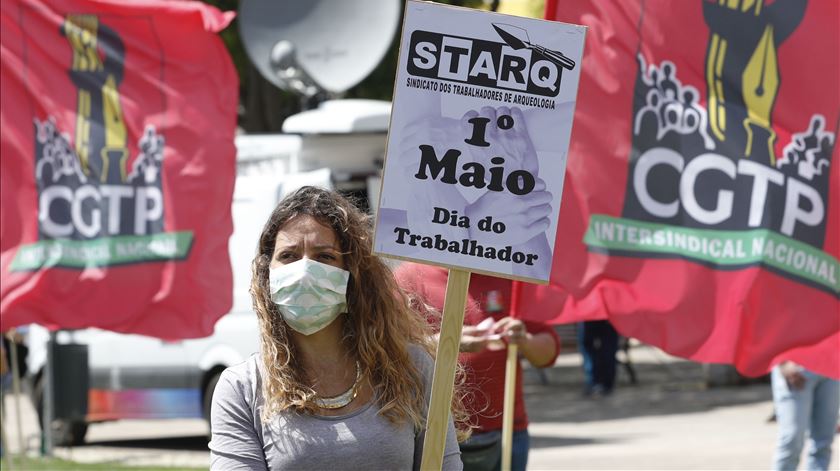 Simpatizante da CGTP durante as comemorações do 1º de Maio, em Lisboa. Foto: António Cotrim/Lusa