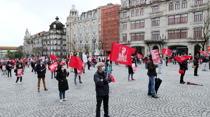 Trabalhadores cumpriram 1.º de Maio com distanciamento social, no Porto. Foto: Estela Silva/EPA