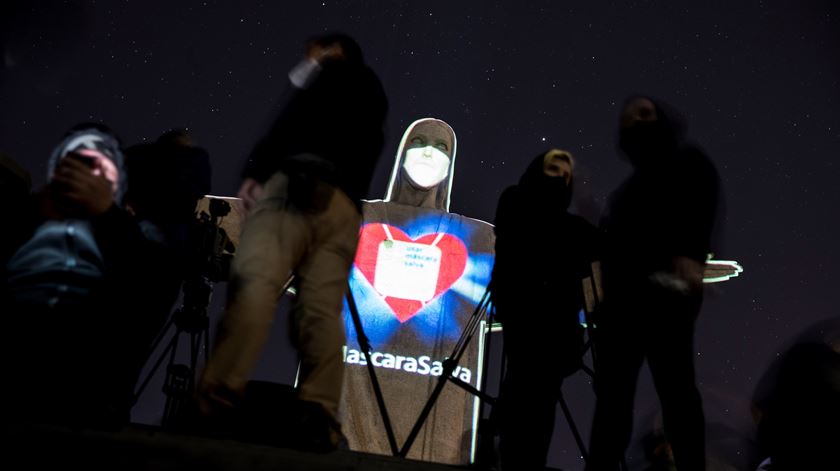A estátua do Cristo Redentor com máscara de proteção para alertar a população para o seu uso durante a pandemia da Covid-19. Foto: António Lacerda/EPA