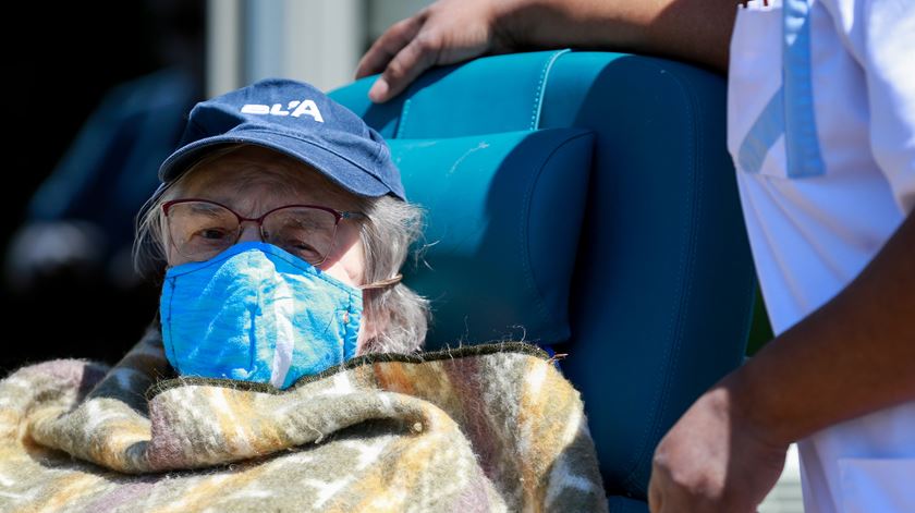 Balanço das infeções por Covid-19 em lares de idosos foi atualizado esta segunda-feira pelo Governo. Foto: Stephanie Lecocq/EPA
