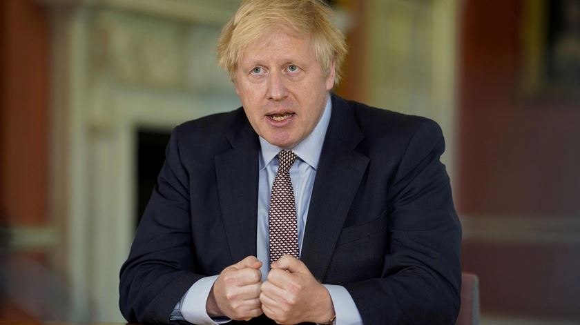Primeiro-ministro britânico poderá anunciar novas medidas de contenção da Covid-19 na terça-feira. Foto: Andrew Parsons/Downing Sreet