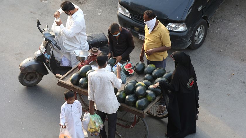 Indianos compram fruta em Nova Deli. Foto: Rajat Gupta/EPA