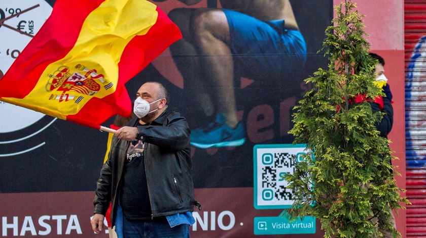 Um espanhol protesta em Olviedo contra gestão da pandemia pelo Governo espanhol. Foto: Alberto Morante/EPA
