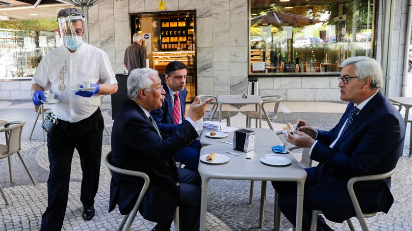 António Costa toma pequeno-almoço com o presidente da Junta de Creguesia de São Domingos e com o seu Secretário de Estado Adjunto, Tiago Antunes Foto: Tiago Petinga/Lusa