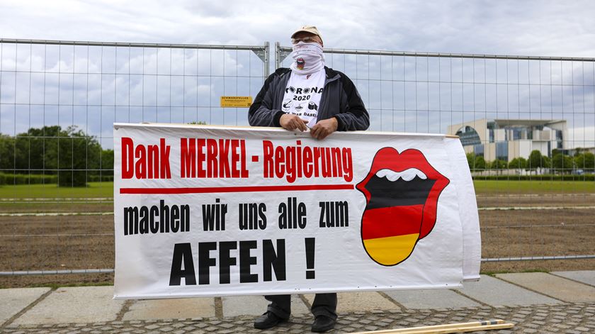 Manifestações em Berlim, Alemanha, pedem levantamento das restrições impostas por causa da pandemia (25/05/2020) Foto: Omer Messinger/EPA