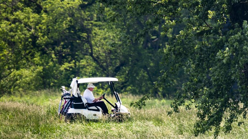 Donald Trump num campo de golfe no Trump National Golf Club em Sterling, Virginia. Foto: Jim Lo Sclazo/EPA