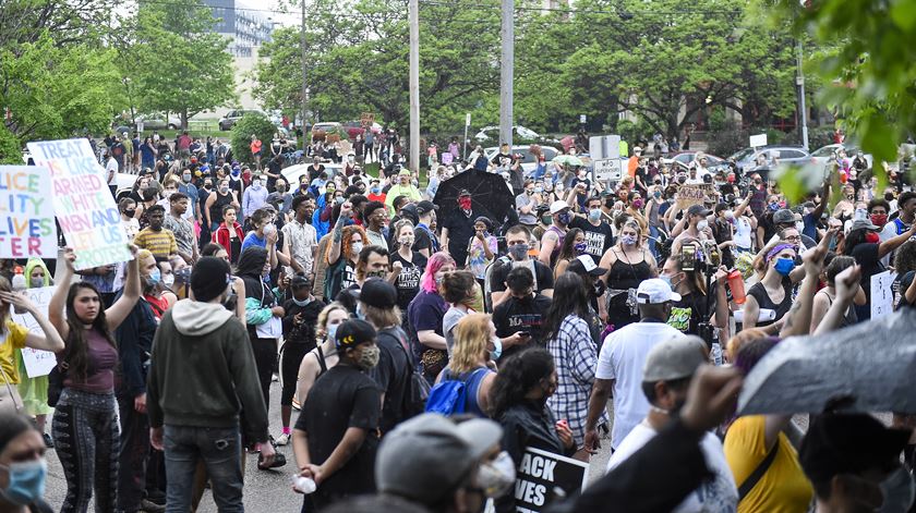 Protestos em Minneapolis. Foto: Craig Lassig/EPA