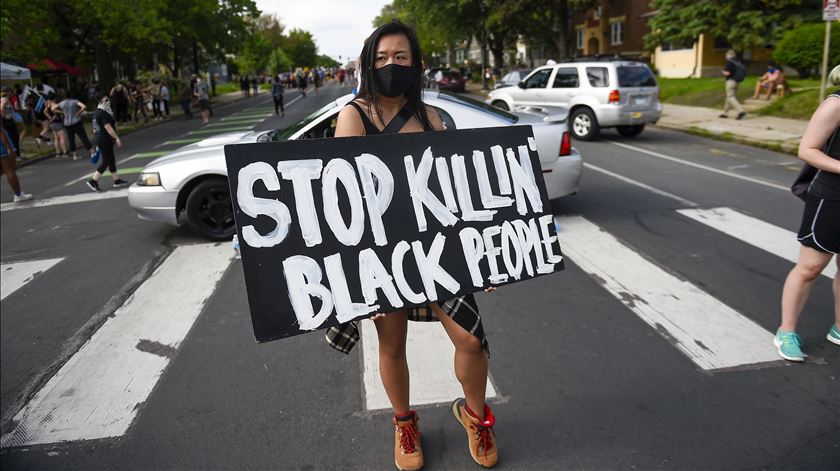 O movimento antirracista e contra a violência policial foi reacendido nos Estados Unidos depois de um polícia branco ter atingido um afro-americano por sete vezes nas costas em Kenosha, no Estado do Wisconsin. Foto: Craig Lassig/EPA