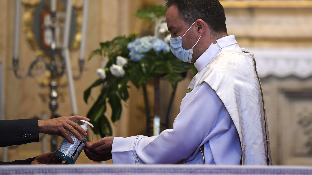 O cónego João Paulo Coelho Alves, Reitor da Basílica do Bom Jesus do Monte, em Braga, celebrou a primeira missa, após uma paragem superior a dois meses por causa da pandemia da Covid-19.