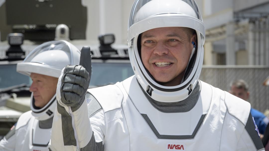 Astronauta da NASA Robert Behnken, com o companheiro de viagem Douglas Hurley, antes do lançamento da SpaceX Dragon. Foto: Bill Ingalls/NASA