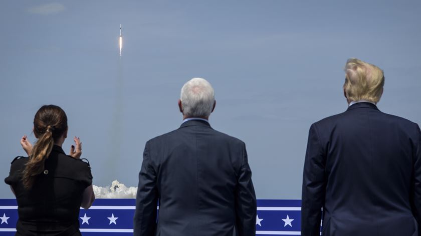 "Uma bela vista", disse Donald Trump, Presidente dos Estados Unidos, que assistiu, o lado o vice-presidente Mike Pence e da mulher Karen Pence, ao lançamento, no Centro Espacial Kennedy, na Florida, da missão tripulada norte-americana no primeiro foguetão concebido por uma empresa privada, a SpaceX. Foto: Bill Ingalls/NASA