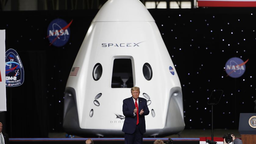 Donald Trump aplaude o lançamento bem sucedido da missão da Space X e da NASA. Foto: Erik S. Lesser/EPA