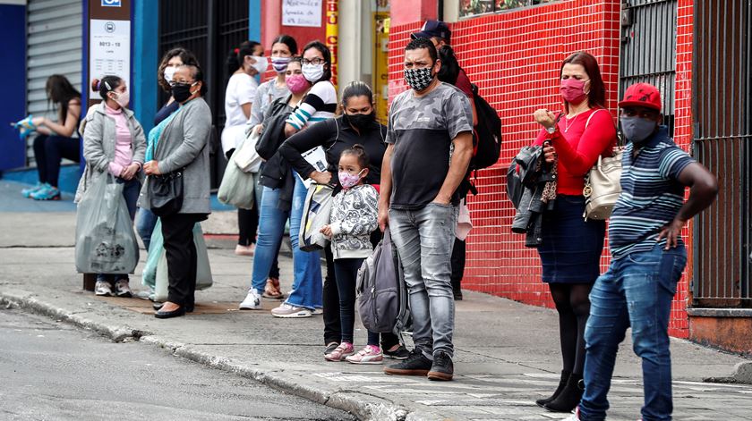 Cidadãos em São Paulo com máscaras por causa do novo coronavírus. Foto: Sebastião Moreira/EPA