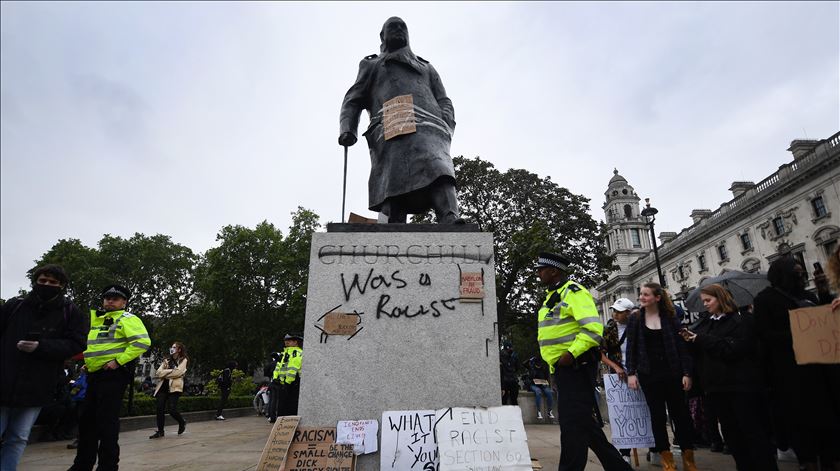 Estátua de Winston Churchill vandalizada por manifestantes, na última segunda-feira. Foto: Andy Rain/EPA