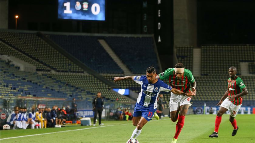 René Santos disputa lance com Corona. Foto: José Coelho/Lusa