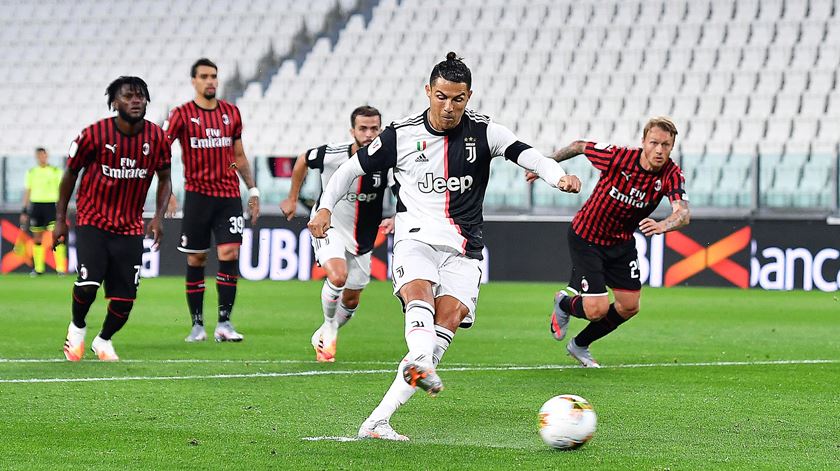 Cristiano Ronaldo falha penalti contra Milan. Foto: Alessandro Di Marco/EPA