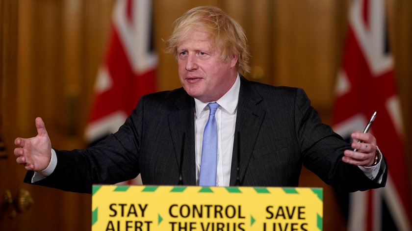Boris Johnson vai anunciar a proibição de encontros de mais de seis pessoas. Foto: Andrew Parsons/Downing Street/EPA