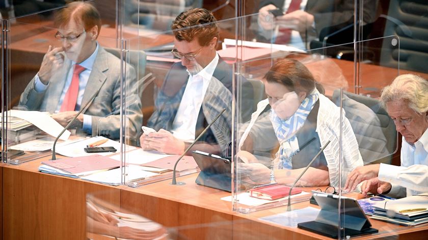 No parlamento da Renânia do Norte-Vestefália há acrílicos entre os deputados. Foto: Sascha Steinbach/EPA