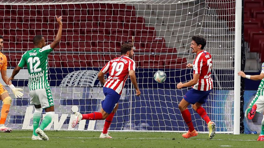 Diego Costa marca pelo Atlético de Madrid. Foto: J.J. Guillen/EPA