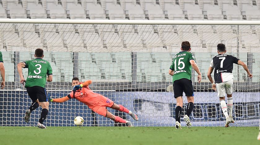 Cristiano Ronaldo marcou penálti pela Juventus. Foto: Alessandro Di Marco/EPA