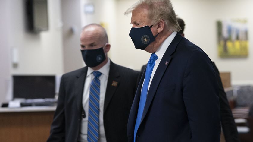 Trump usa máscara contra Covid-19 em visita a hospital militar. Foto: Chris Kleponis/EPA
