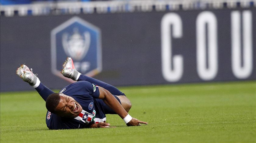 Mbappé lesionou-se na final da Taça de França contra o Saint-Étienne. Foto: Yoan Valat/EPA