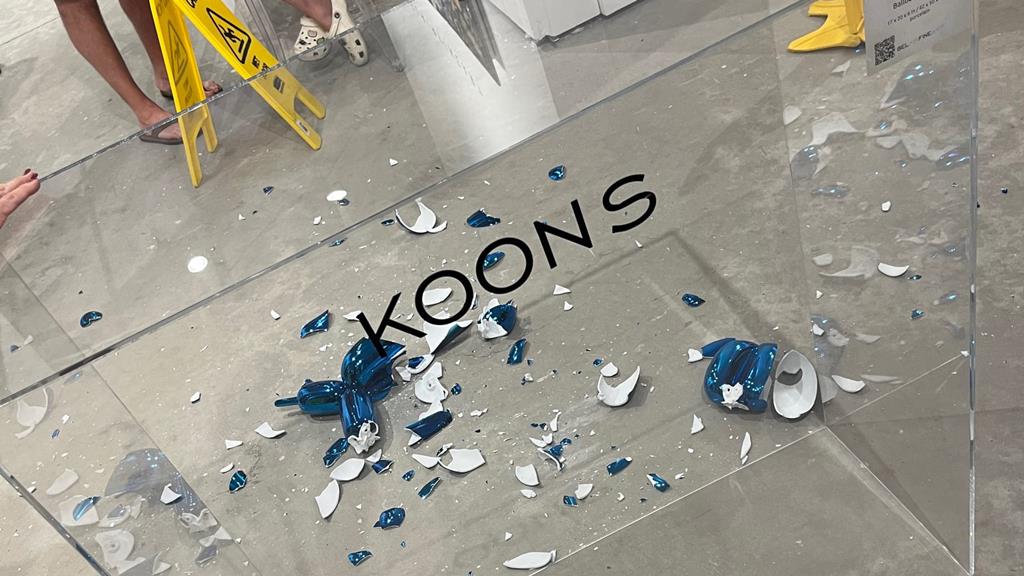 Dog Balloons de Koons, a escultura foi partida em cacos. Crédito: Bel-Air Fine Art Contemporary Art Galleries