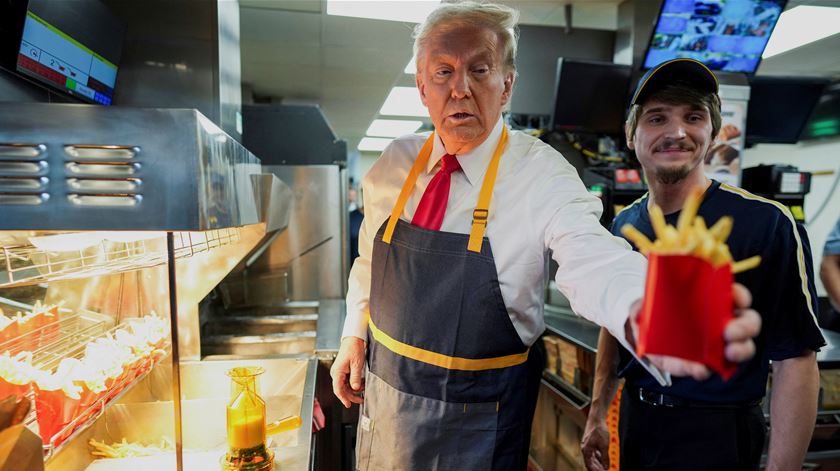 Trump frita batatas no McDonald