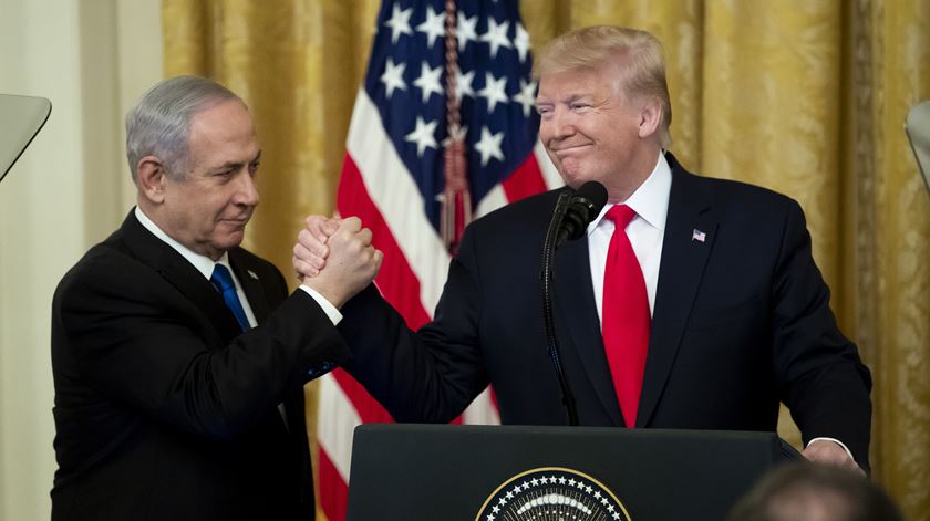 Primeiro-ministro israelita, Benjamin Netanyahu, com Donald Trump. Foto: Michael Reynolds/EPA