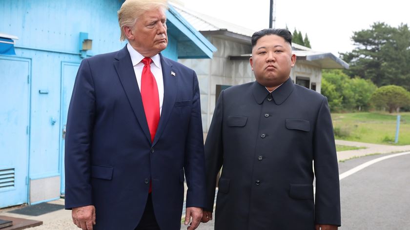 Donald Trump e Kim Jong-un na Zona desmilitarizada. Foto: Yonhap/EPA