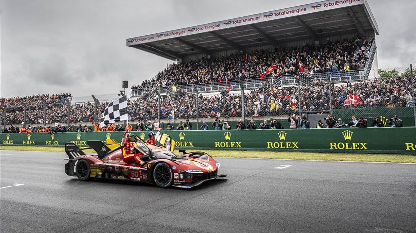 Depois da volta de consagração, Fuoco e Molina juntaram-se a Nielsen para a tradicional entrada triunfal nas boxes... Foto: Charly Lopez / DPPI