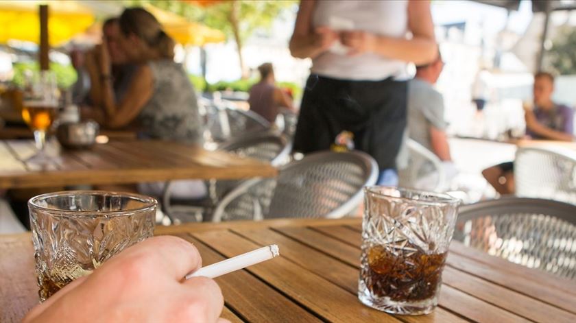 Ainda se pode fumar em bares e discotecas? E os cigarros eletrónicos? O que  muda com a nova lei - CNN Portugal