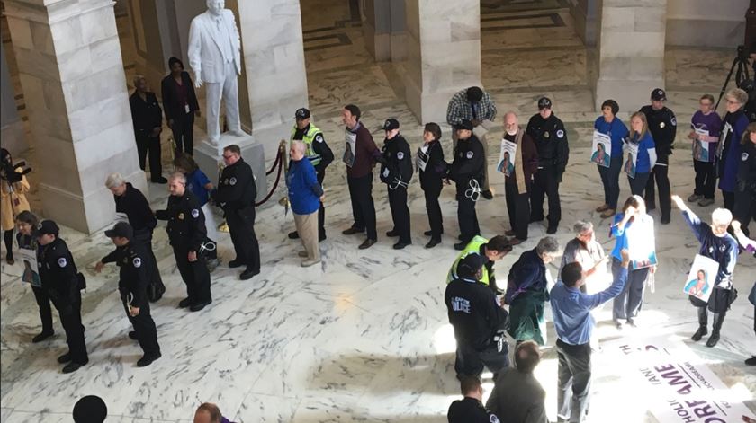 Religiosos e religiosas detidos em Washington por desobediência civil. Foto: Twitter